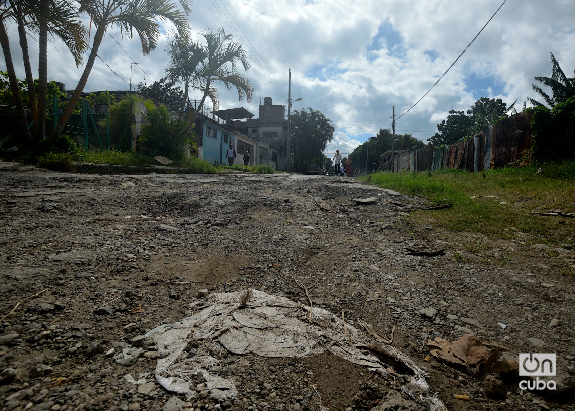 Hace tiempo no se realiza una reparación de las calles en el reparto Poey. Foto: Otmaro Rodríguez.