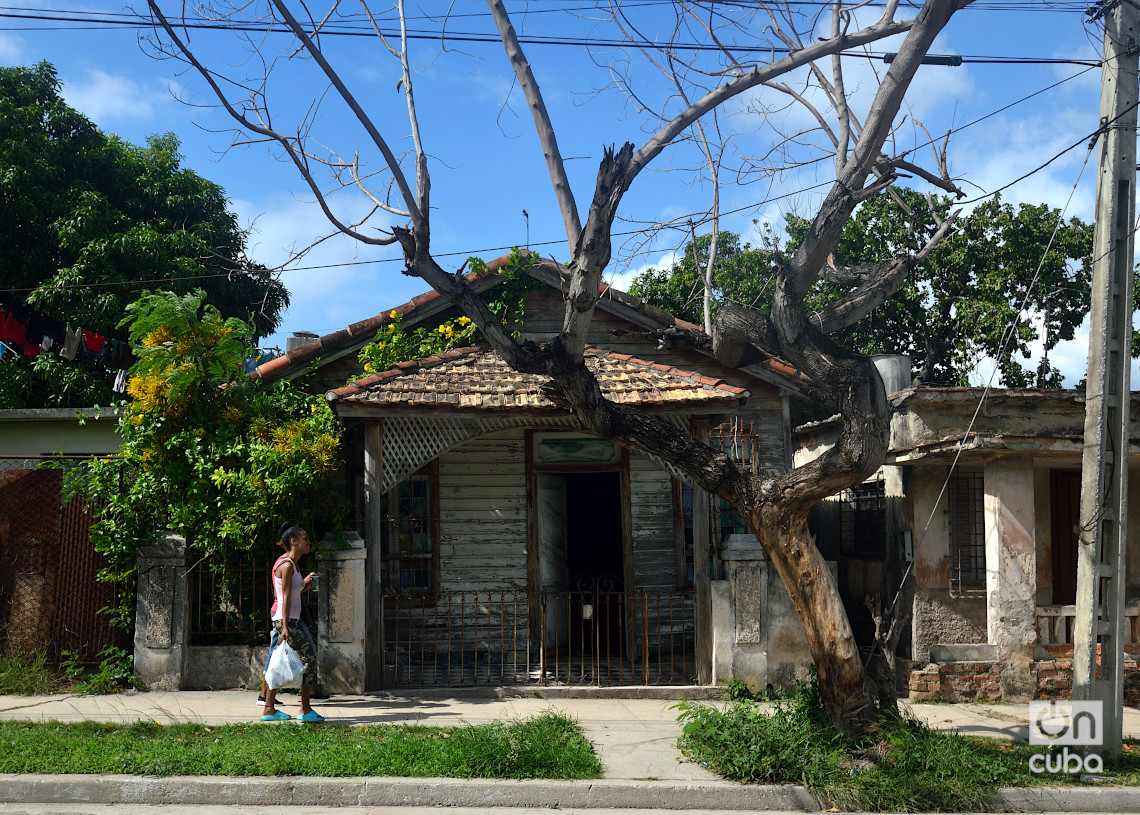 Casa de madera calle Rivera, reparto Poey, Arroyo Naranjo, La Habana. Foto: Otmaro Rodríguez.