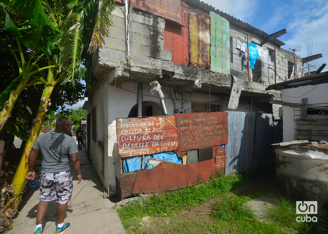 Reparador de cocinas, reparto Poey, Arroyo Naranjo, La Habana. Foto: Otmaro Rodríguez.