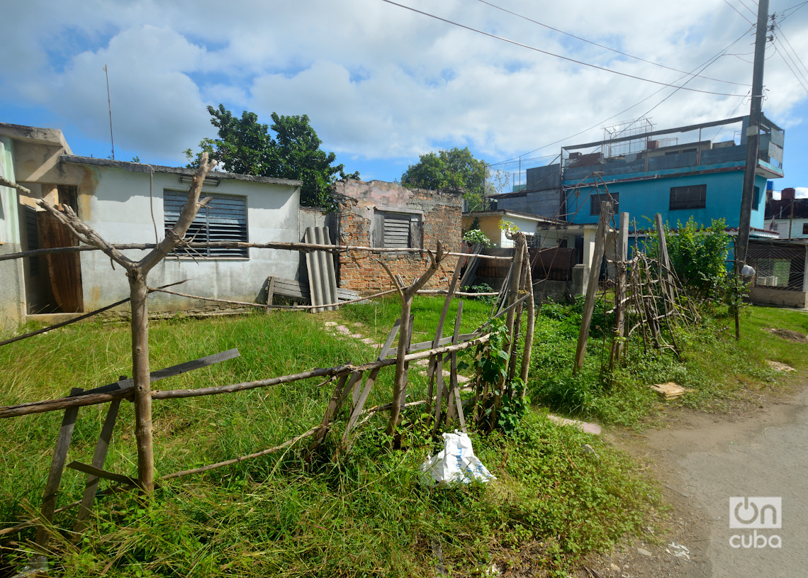 Cerca de una humilde casa en el  reparto Poey, Arroyo Naranjo, La Habana. Foto: Otmaro Rodríguez.