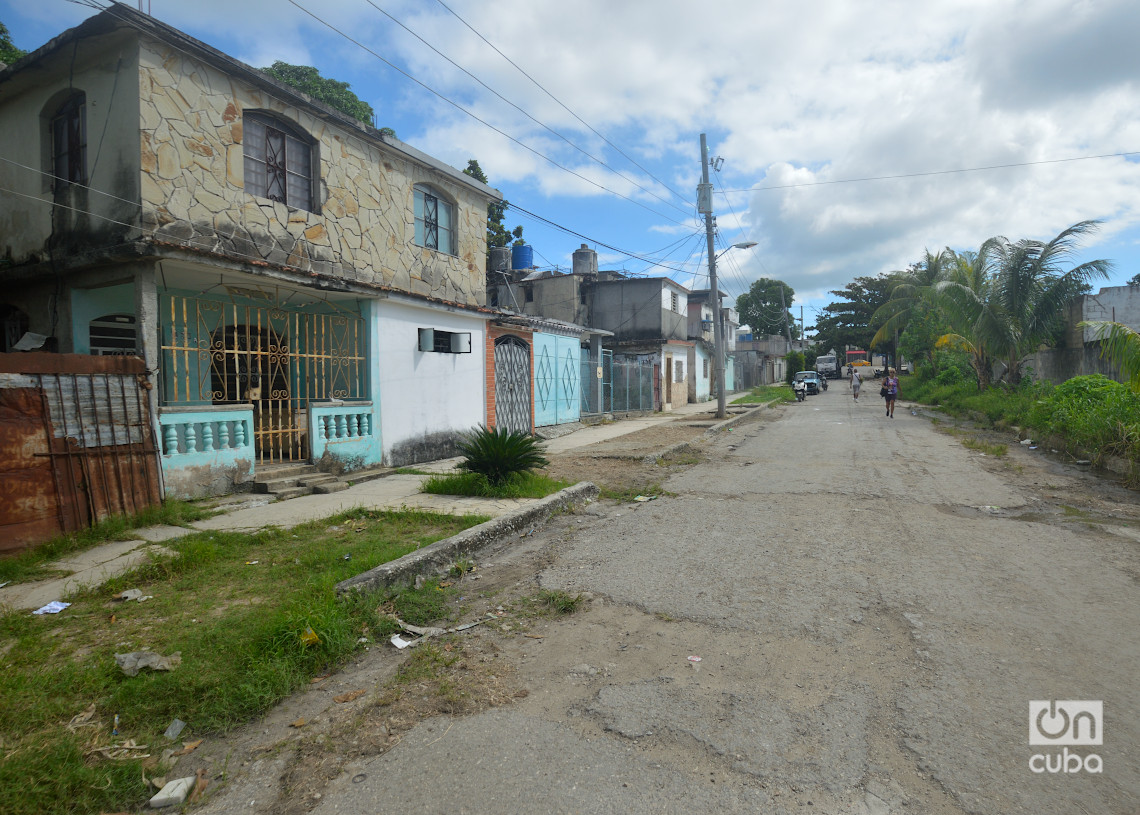 Calle 2da, reparto Poey, Arroyo Naranjo, La Habana. Foto: Otmaro Rodríguez.