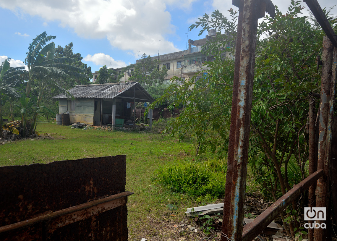 Casa con techo de zinc en la calle 2da, reparto Poey, Arroyo Naranjo, La Habana. Foto: Otmaro Rodríguez.