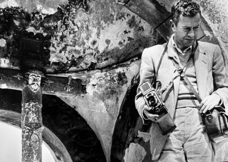 Juan Rulfo, con su cámara Rolleiflex en medio del rodaje de la película "El despojo", en 1960. La foto fue tomada por Antonio Reynoso, director de la película.