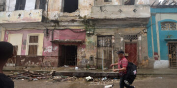 Un hombre transita con sus mascotas por Centro Habana, un día después del azote del huracán Rafael. Foto: Otmaro Rodríguez.