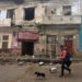 Un hombre transita con sus mascotas por Centro Habana, un día después del azote del huracán Rafael. Foto: Otmaro Rodríguez.