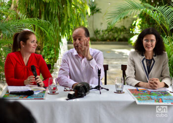 George Hollingbery, centro, Embajador Británico en Cuba. Cristina Escobar, izq, oficial de diplomacia pública. Anne Aichroth, Secretaria Política de la legación, en la conferencia de prensa  por La Semana de la Cultura Británica. Foto: Otmaro Rodríguez