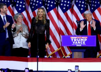 Susie Wiles (primera mujeres desde la izq) en un acto de campaña de Trump. Foto: CRISTOBAL HERRERA-ULASHKEVICH/EFE/EPA.