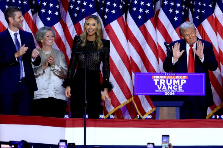 Susie Wiles (primera mujeres desde la izq) en un acto de campaña de Trump. Foto: CRISTOBAL HERRERA-ULASHKEVICH/EFE/EPA.