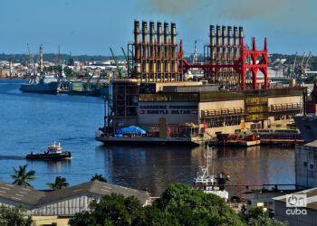 Central eléctrica flotante (patana) turca en la bahía de La Habana. Foto: Otmaro Rodríguez.