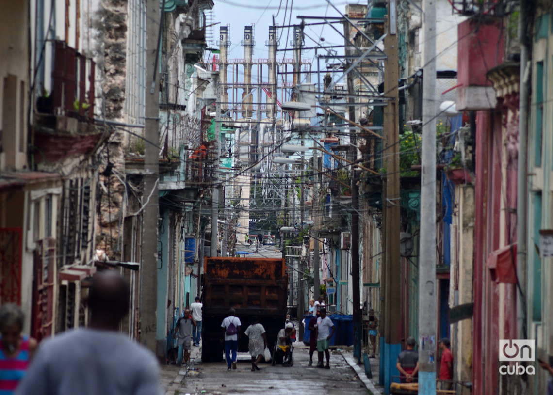 Personas en La Habana un día después del azote del huracán Rafael. Al fondo, la patana eléctrica turca. Foto: Otmaro Rodríguez.