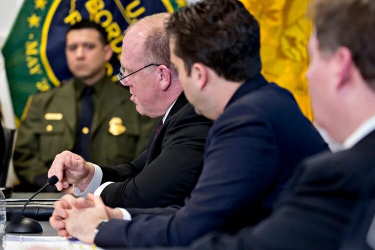 Tom Homan, al centro. Foto: Andrew Harrer/EFE/EPA/archivo.