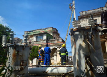 Trabajos de recuperación eléctrica en el Vedado, La Habana, luego del paso del huracán Rafael. Foto: Otmaro Rodríguez.