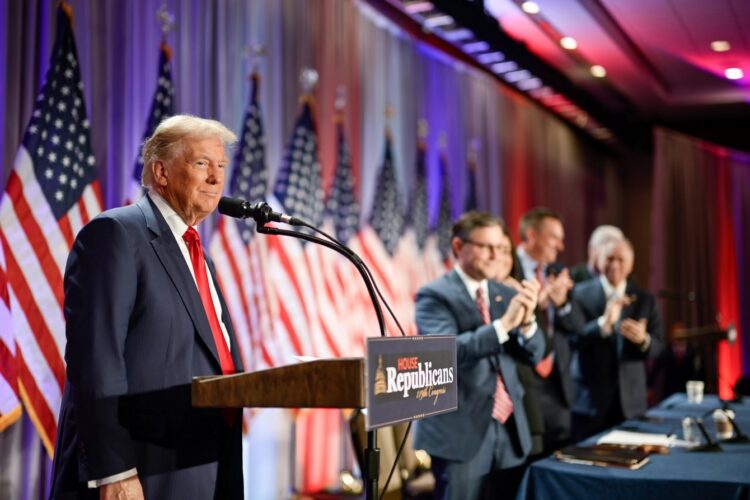 Donald Trump durante una reunión con legisladores republicanos en Washington. Foto: EFE.