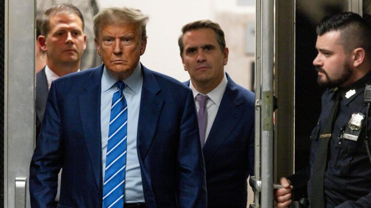 Donald Trump entrando al tribunal de Nueva York. Foto: EFE.