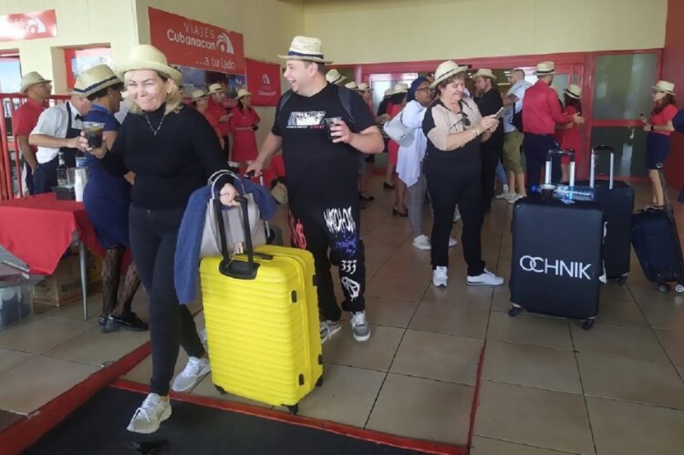 Unos 280 pasajeros procedentes de Katowice, Polonia, llegan a Varadero a través de la aerolínea española Plus Ultra. Foto: Prensa Latina.