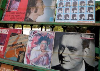 Venduta ambulante de discos en La Habana. Foto: AMD