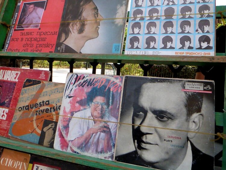 Venduta ambulante de discos en La Habana. Foto: AMD