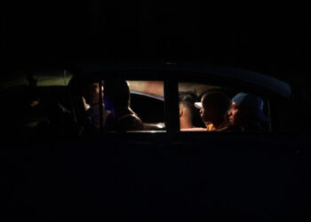 Un taxi transporta varias personas durante un apagón en La Habana. Foto: Yander Zamora / EFE / Archivo.