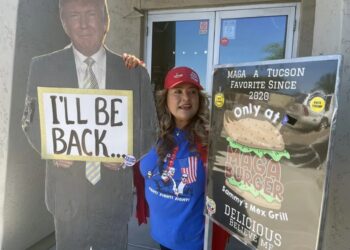 Una mexicana simpatizante de Donald Trump junto a los carteles a favor del expresidente republicano, en Catalina, Arizona. Foto: Ana Milena Varón / EFE.