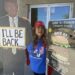 Una mexicana simpatizante de Donald Trump junto a los carteles a favor del expresidente republicano, en Catalina, Arizona. Foto: Ana Milena Varón / EFE.