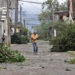 Un hombre recoge escombros en una calle, el 7 de noviembre de 2024, tras el paso del huracán Rafael, este jueves la provincia de Artemisa (Cuba). Foto: Ernesto Mastrascusa/EFE.