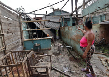 Una mujer observa su vivienda destrozada tras el paso del huracán Rafael, este jueves en la provincia de Artemisa (Cuba). Foto: EFE/ Ernesto Mastrascusa