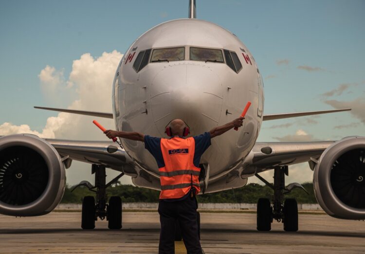 Llegada de un avión canadiense a Cuba. Foto: Tomada del perfil de Facebook de Eduardo Rodríguez Dávila.