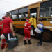 Integrantes de la Cruz Roja cubana ayudan a unas personas a subir a un autobús durante una evacuación en el Surgidero de Batabanó antes de la llegada del huracán Rafael a Cuba, en noviembre de 2024. Foto: Ernesto Mastrascusa / EFE / Archivo.