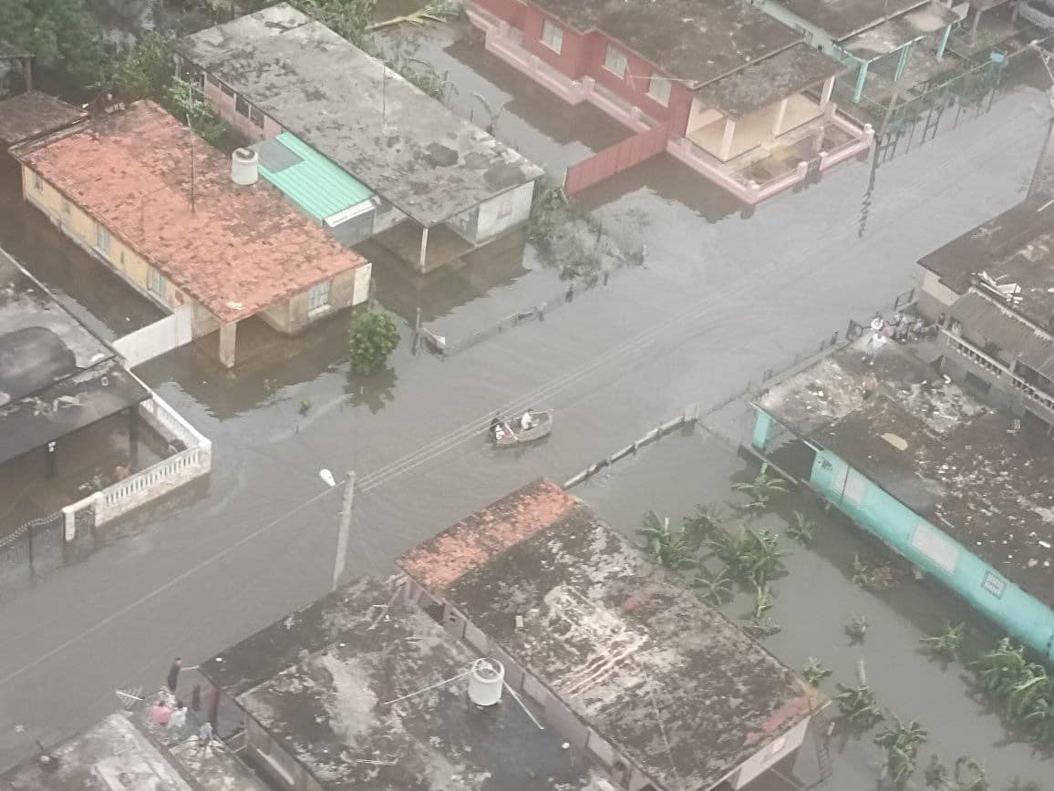 Vecinos de Bauta se trasladan en un bote. Foto: Minfar.