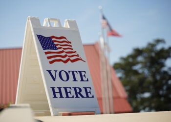 Un cartel indica a los votantes dónde pueden depositar su papeleta en el Centro Cívico del Condado de Cobb en Marietta, Georgia, EE.UU. Foto: Alex Slitz / EFE.