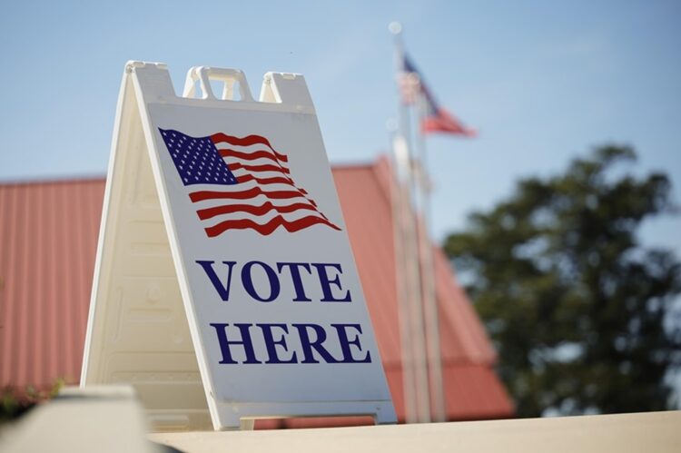 Un cartel indica a los votantes dónde pueden depositar su papeleta en el Centro Cívico del Condado de Cobb en Marietta, Georgia, EE.UU. Foto: Alex Slitz / EFE.