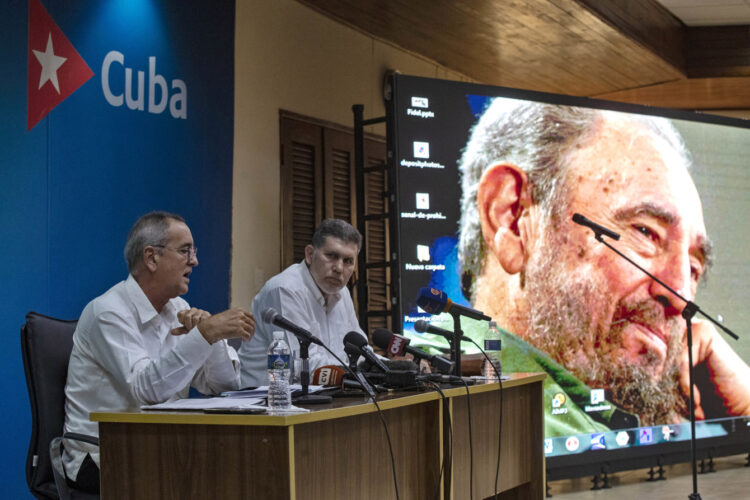 Los ministros cubanos de Economía y el de Comercio Exterior y la Inversión Extranjera, Joaquín Alonso Vázquez (i) y Oscar Pérez-Oliva Fraga, hablan durante una conferencia de prensa en el Ministerio del Exterior, este jueves en La Habana. Foto: Yander Zamora/EFE.