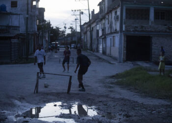 Jóvenes juegan fútbol durante un apagón, en el Cerro, La Habana. Foto:  Yander Zamora/EFE.