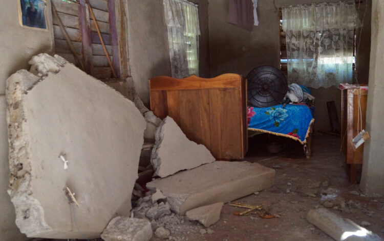 Daños causados por los sismos del domingo 10 de noviembre de 2024 en una viviendas del municipio granmense de Pilón, en el oriente de Cuba. Foto: EFE/ Str / Archivo.