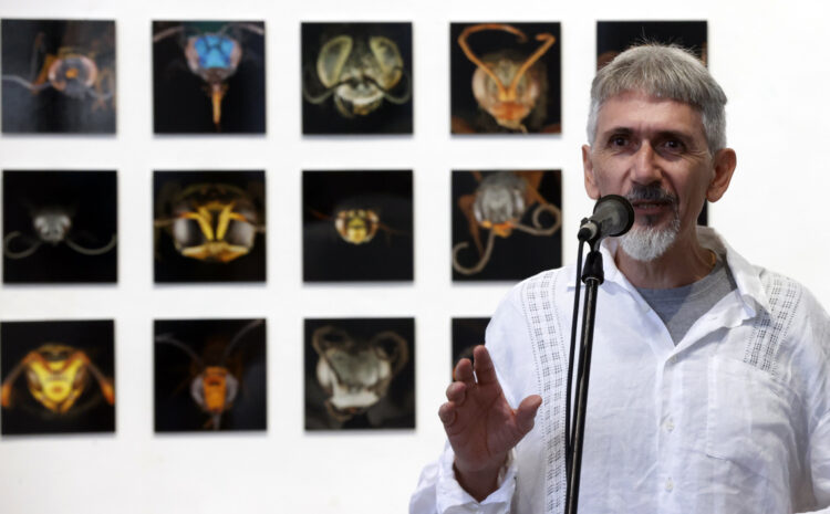 El biólogo alemán Alexander Kroupa habla durante la inauguración de su exposición sobre la biodiversidad cubana. Foto:  Ernesto Mastrascusa/EFE.