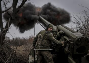 Brigada Mecanizada de las Fuerzas Armadas de Ucrania disparando un obús autopropulsado 2S5 de 152 mm hacia posiciones rusas cerca de Chasiv Yar en la región de Donetsk, Ucrania, el 18 de noviembre de 2024. Foto: Servicio de prensa de la Brigada Mecanizada/EFE/EPA.