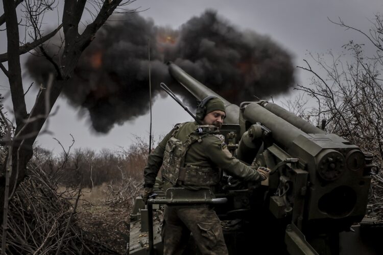 Brigada Mecanizada de las Fuerzas Armadas de Ucrania disparando un obús autopropulsado 2S5 de 152 mm hacia posiciones rusas cerca de Chasiv Yar en la región de Donetsk, Ucrania, el 18 de noviembre de 2024. Foto: Servicio de prensa de la Brigada Mecanizada/EFE/EPA.