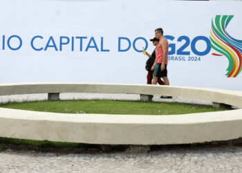 RÍO DE JANEIRO (BRASIL), 12/11/24.- Una pareja camina frente a un letrero del G20 en el Museo de Arte Moderno (MAM) este martes en Río de Janeiro (Brasil). Foto: Antonio Lacerda/EFE.