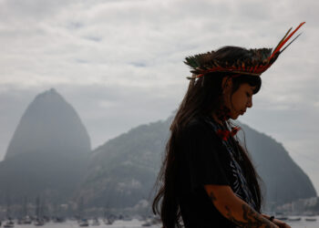 RÍO DE JANEIRO (BRASIL), 17/11/2024.- La líder indígena del pueblo Paiter-Suruí, Txai Suruí, participa durante un protesta en defensa de la Amazonía, este domingo, en la cala de Botafogo, en Río de Janeiro (Brasil). Foto: André Coelho/EFE.