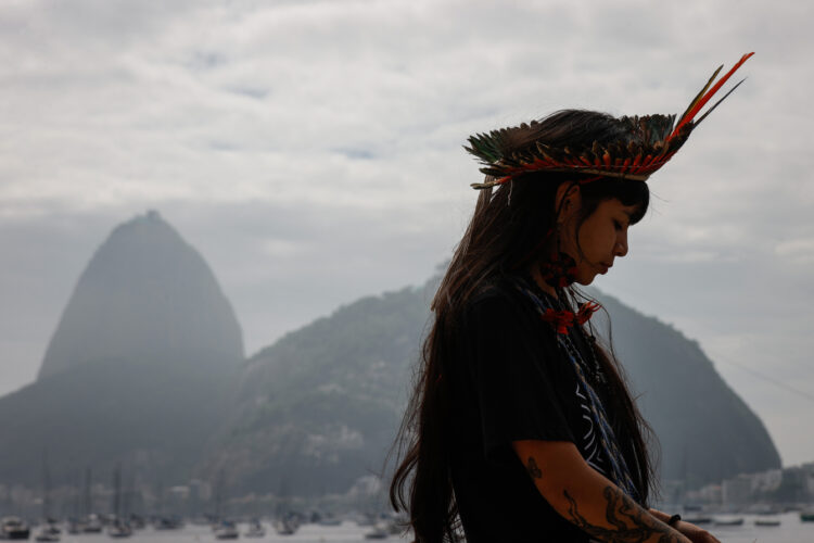 RÍO DE JANEIRO (BRASIL), 17/11/2024.- La líder indígena del pueblo Paiter-Suruí, Txai Suruí, participa durante un protesta en defensa de la Amazonía, este domingo, en la cala de Botafogo, en Río de Janeiro (Brasil). Foto: André Coelho/EFE.