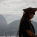 RÍO DE JANEIRO (BRASIL), 17/11/2024.- La líder indígena del pueblo Paiter-Suruí, Txai Suruí, participa durante un protesta en defensa de la Amazonía, este domingo, en la cala de Botafogo, en Río de Janeiro (Brasil). Foto: André Coelho/EFE.