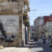 Un carro pasa frente a un grafiti en la calle San Lázaro, en La Habana (Cuba). Foto: EFE/Yander Zamora.