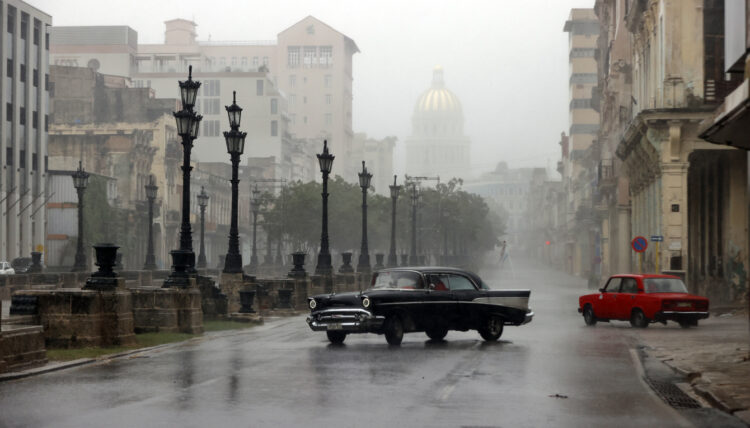 Fuertes lluvias debido al paso del huracán Rafael en La Habana el pasado 6 de noviembre. Foto: EFE/ Ernesto Mastrascusa.