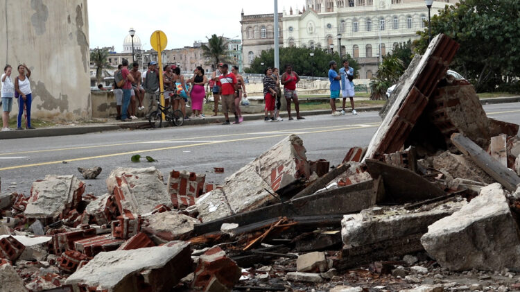 Escombros en una calle en La Habana tras el paso del huracán Rafael. Foto: Felipe Borrego / EFE.