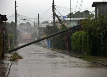 Un poste de red eléctrica caído debido al paso del huracán Rafael, este miércoles, en La Habana. Foto:  Ernesto Mastrascusa/EFE.