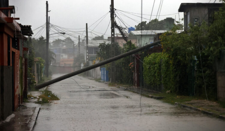 Un poste de red eléctrica caído debido al paso del huracán Rafael, este miércoles, en La Habana. Foto:  Ernesto Mastrascusa/EFE.