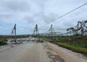 Torre de alta tensión en la Autopista Habana - Pinar,  derribada por los vientos de Rafael. Foto: TelePinar.