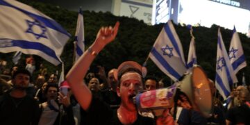 Protestas en Tel Aviv tras la destitución de Gallant. Foto: VASSIL DONEV/EFE/EPA.