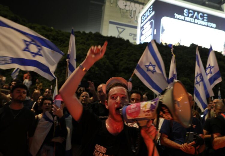 Protestas en Tel Aviv tras la destitución de Gallant. Foto: VASSIL DONEV/EFE/EPA.