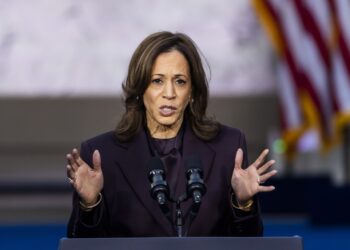 Kamala Harris en la Universidad de Howard, su alma mater. Foto: EFE/EPA/JIM LO SCALZO.